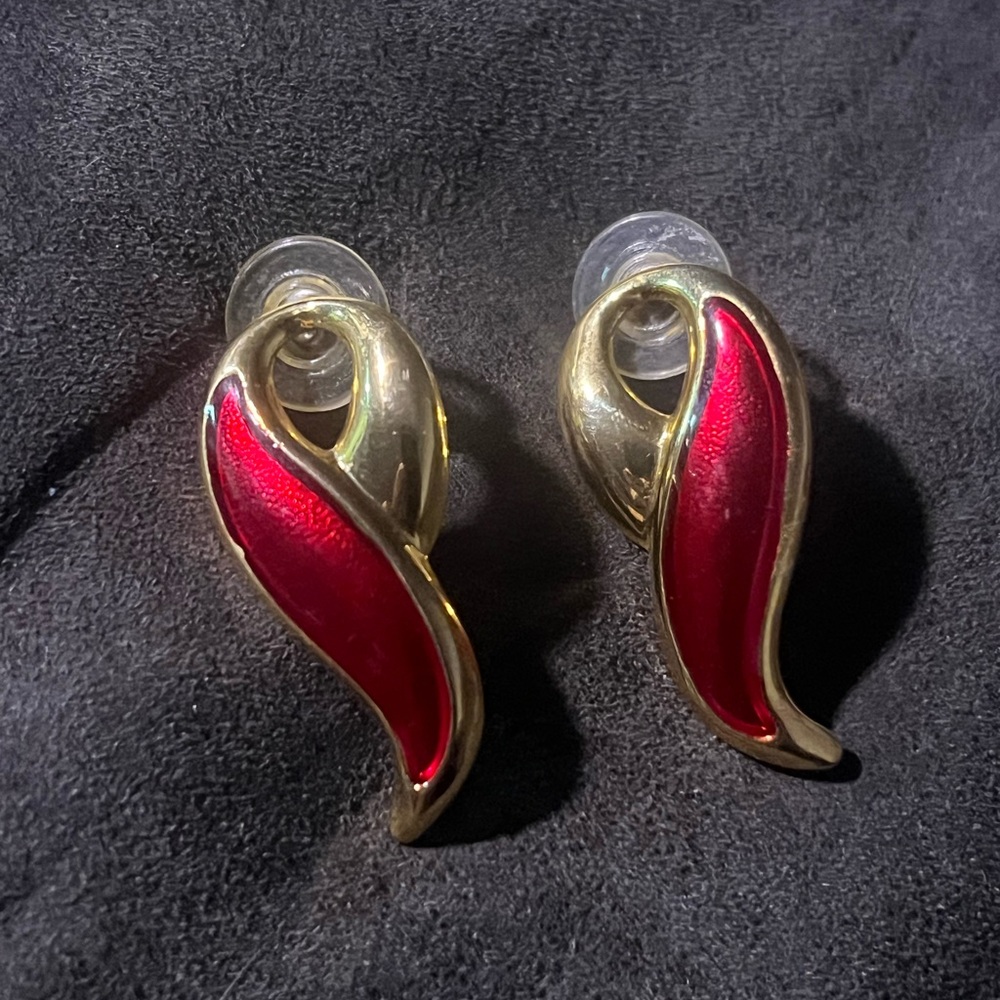 Vintage Elegant Red and Gold tone  Earrings post back